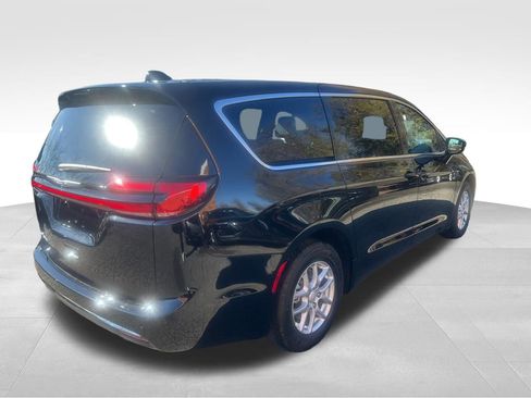 New 2026 Chrysler Pacifica Select image 5