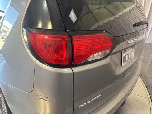 Used 2017 Chrysler Pacifica Limited FWD image 12