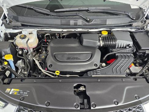 Used 2025 Chrysler Pacifica Select image 9