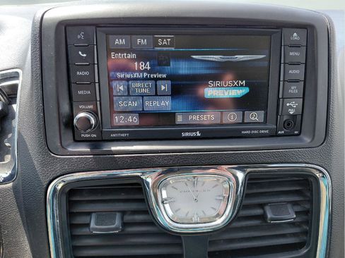 Used 2015 Chrysler Town & Country Touring FWD image 35