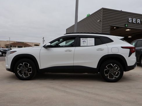 Used 2025 Chevrolet Trax LT w/ Driver Confidence Package image 2