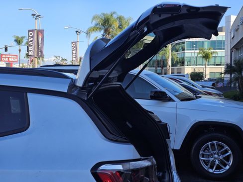 New 2026 Jeep Compass Latitude image 8