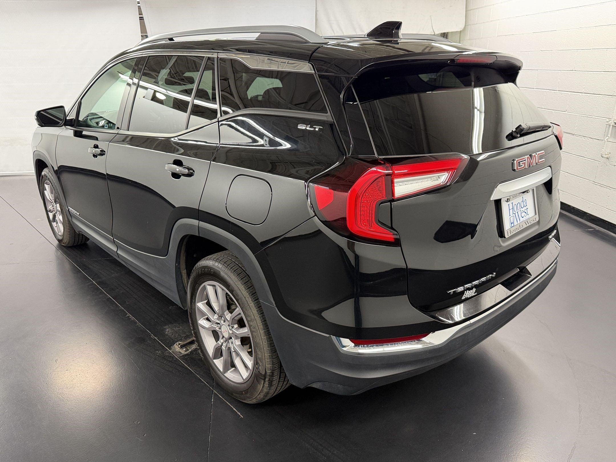 Used 2024 GMC Terrain SLT AWD/4WD image 3