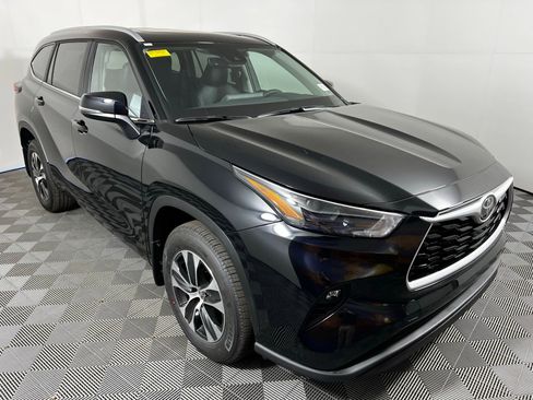 Used 2026 Toyota Highlander XLE image 3