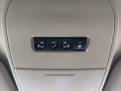 Used 2013 Chrysler Town & Country Touring image 47