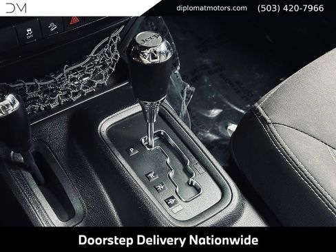 Used 2017 Jeep Wrangler Unlimited Rubicon w/ Connectivity Group AWD/4WD image 34