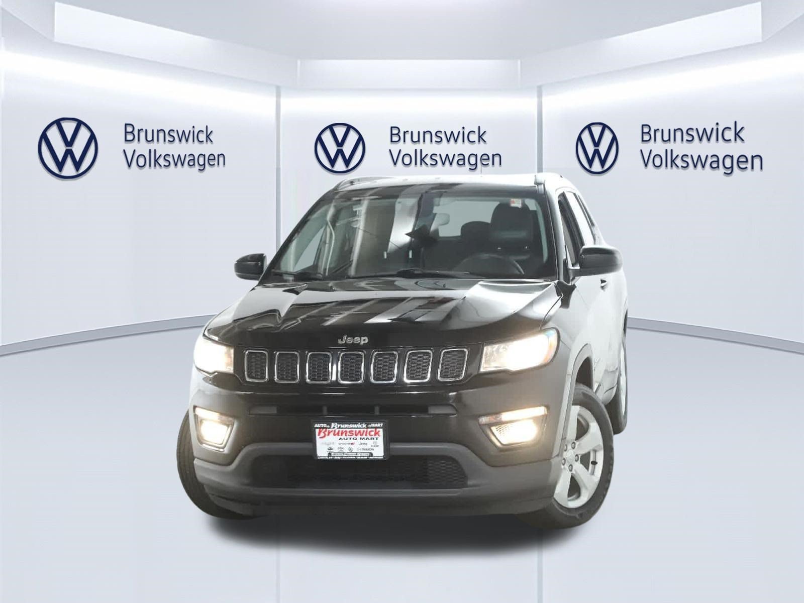 Used 2018 Jeep Compass Latitude FWD image 2