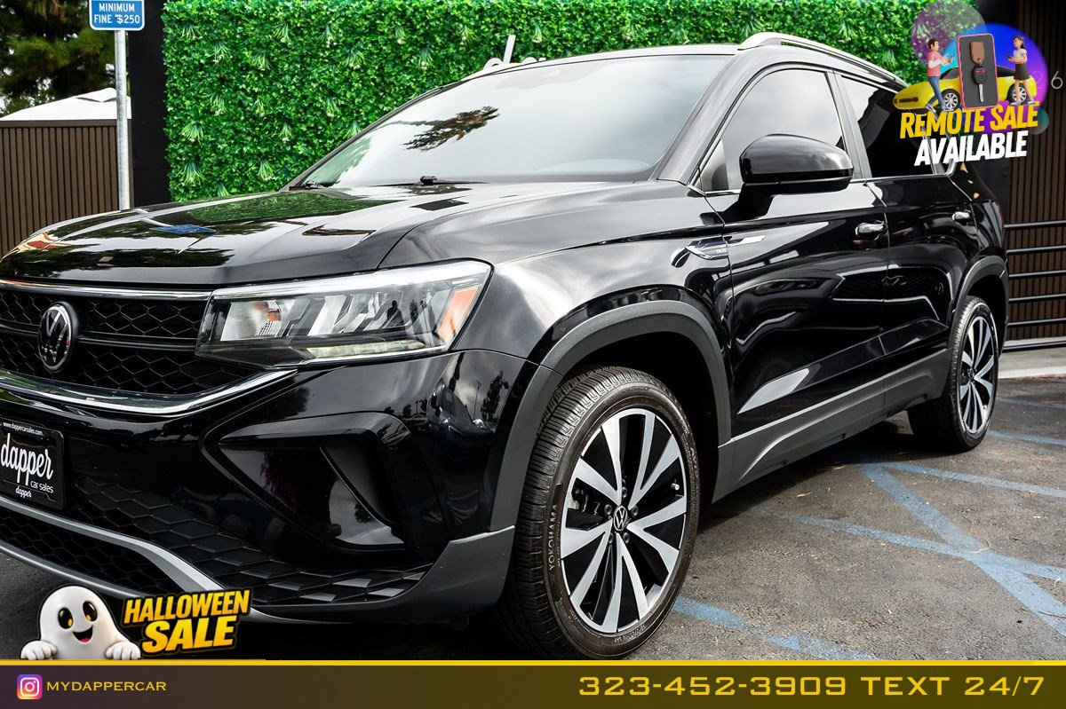 Used 2023 Volkswagen Taos SE w/ Panoramic Sunroof Package FWD image 2