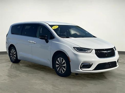 Used 2024 Chrysler Pacifica Select image 14