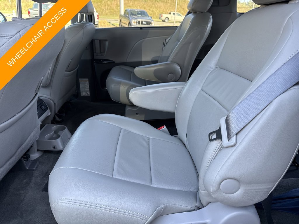 Used 2017 Toyota Sienna XLE Premium FWD image 30