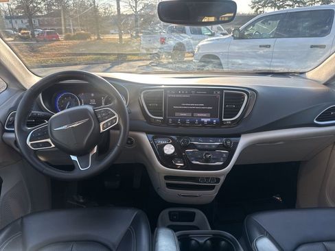 Used 2023 Chrysler Pacifica Touring-L image 10
