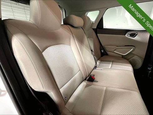 Used 2025 Kia Soul LX w/ LX Technology Package FWD image 32