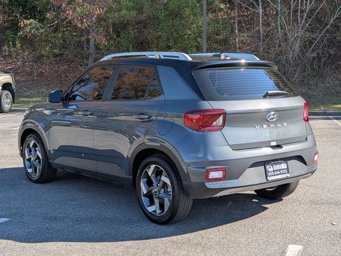 Used 2024 Hyundai Venue Limited image 7