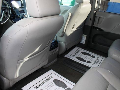 Used 2018 Toyota Sienna XLE NAVI image 24