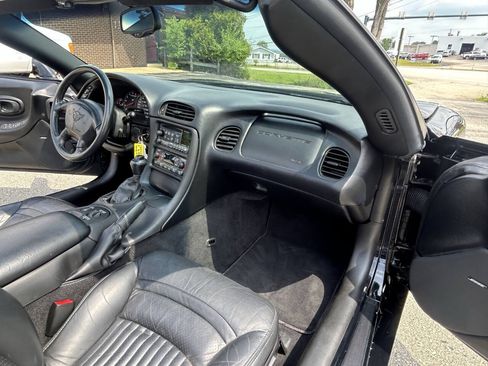 Used 2004 Chevrolet Corvette Convertible w/ Preferred Equipment Group RWD image 24