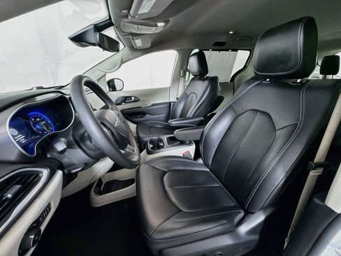 Used 2024 Chrysler Pacifica Touring-L FWD image 20