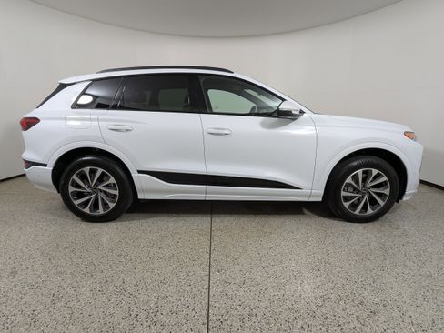 Used 2025 Audi Q6 e-tron Premium w/ Convenience Package image 8