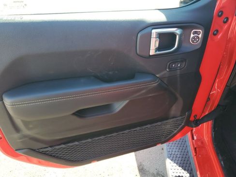 Used 2025 Jeep Wrangler Unlimited Sahara image 8