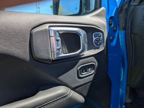 Used 2022 Jeep Wrangler Unlimited Sahara AWD/4WD image 16