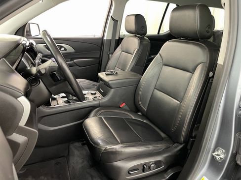 Used 2021 Chevrolet Traverse LT image 20