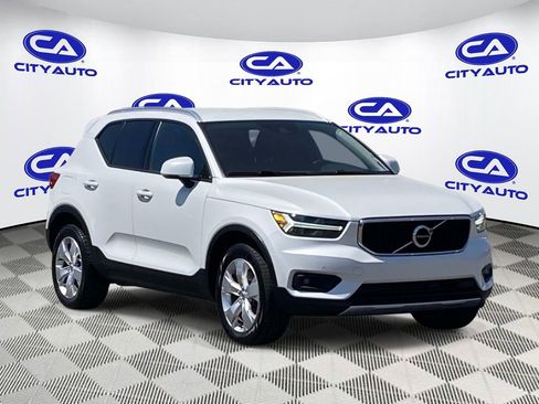 Used 2022 Volvo XC40 T5 Momentum image 1