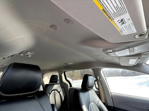 Used 2024 Chrysler Pacifica Touring-L image 22