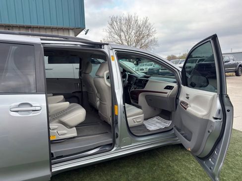Used 2014 Toyota Sienna XLE image 9