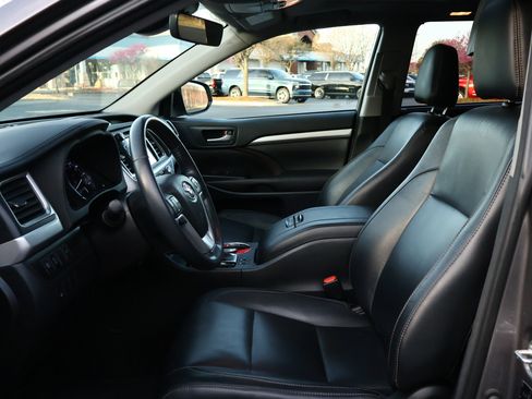 Used 2018 Toyota Highlander XLE image 8