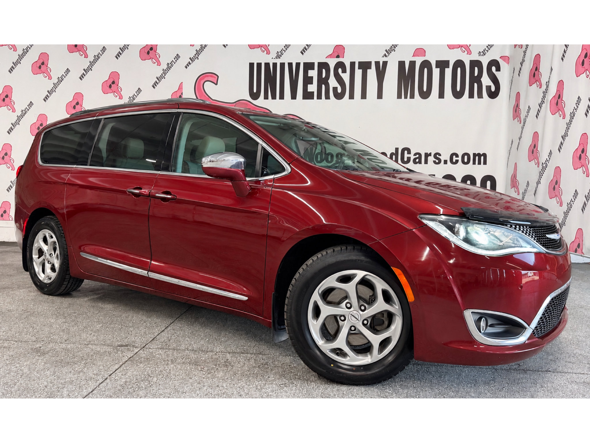 Used 2019 Chrysler Pacifica Limited w/ Tire & Wheel Group FWD image 2