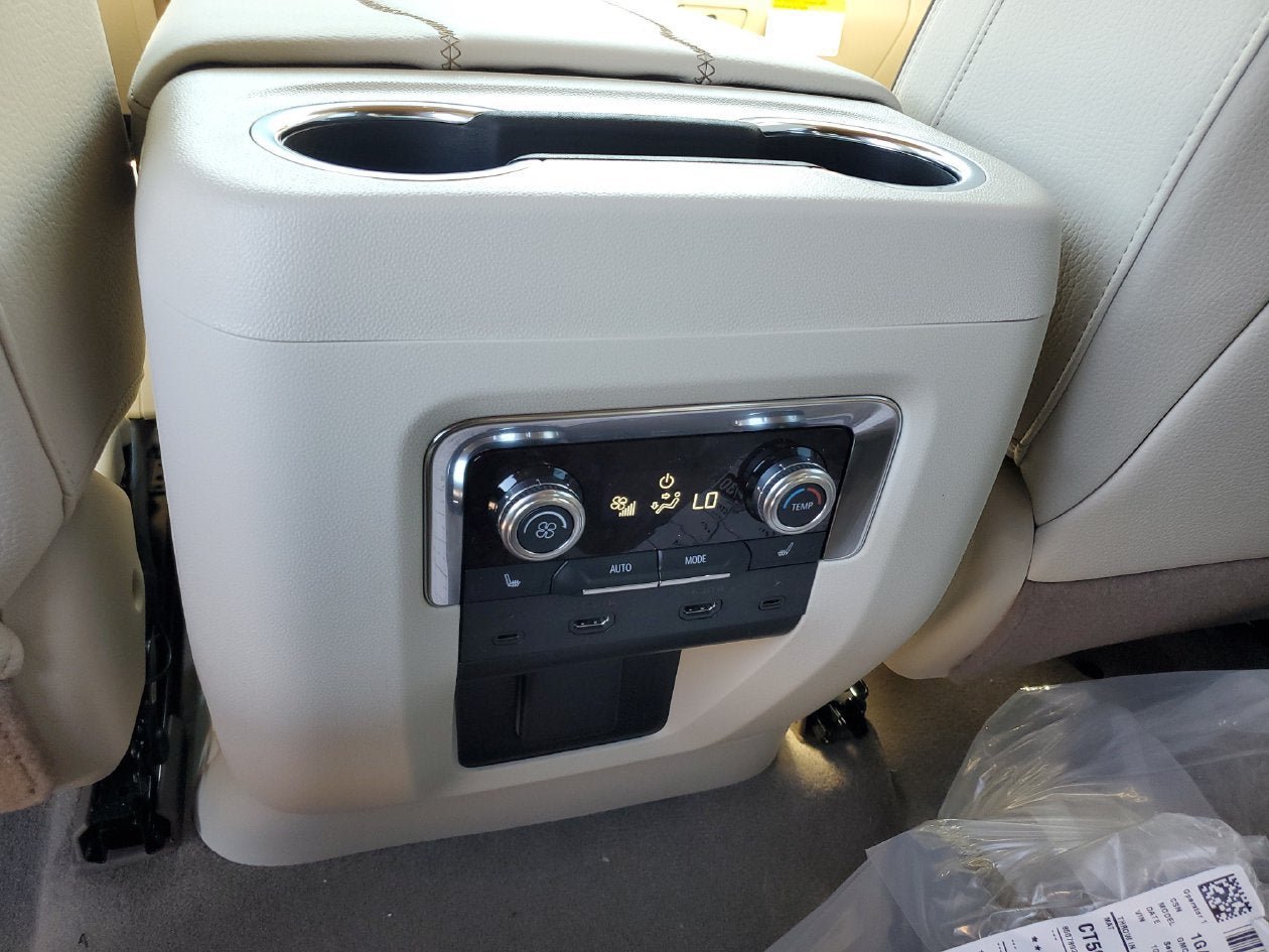 New 2027 GMC Yukon Denali w/ Denali Reserve Package AWD/4WD image 16