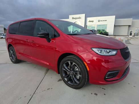 New 2026 Chrysler Pacifica Select image 3