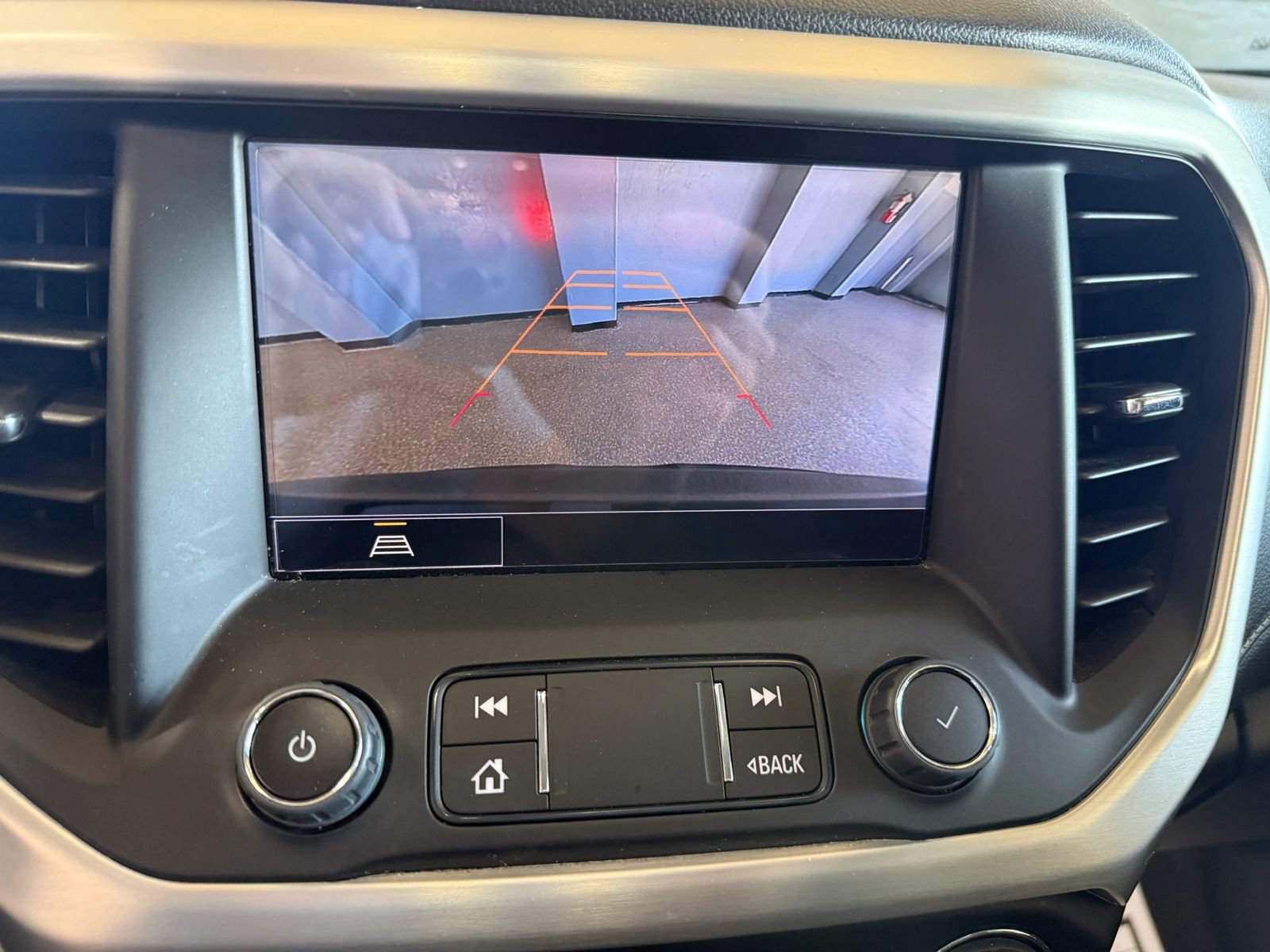 Used 2022 GMC Acadia SLE w/ Driver Convenience Package FWD image 21