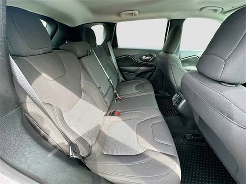 Used 2019 Jeep Cherokee Latitude w/ Cold Weather Group image 24