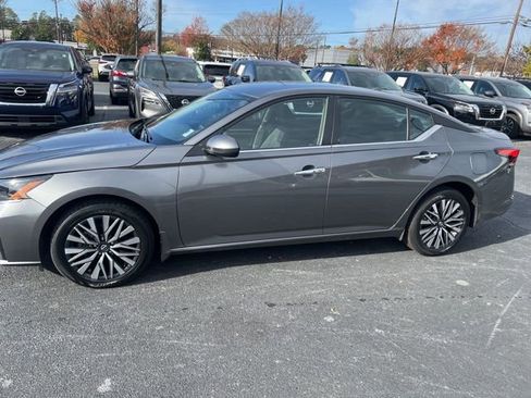 Used 2023 Nissan Altima 2.5 SV image 2