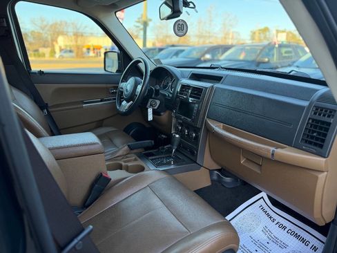 Used 2011 Jeep Liberty Limited w/ Tire & Wheel Group image 10