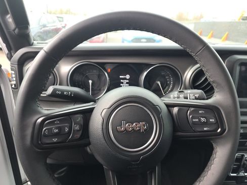 Used 2023 Jeep Wrangler Unlimited image 15