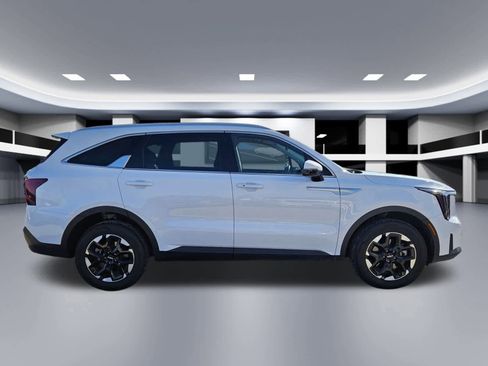 Used 2024 Kia Sorento S image 7