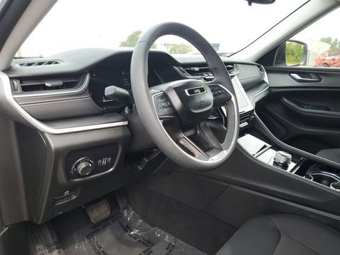 Used 2023 Jeep Grand Cherokee Laredo w/ Trailer Tow Prep Group (B) AWD/4WD image 7