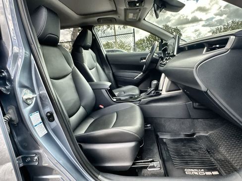 Used 2022 Toyota Corolla Cross XLE image 9