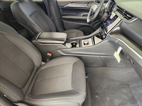 Used 2025 Jeep Grand Cherokee Laredo X image 14