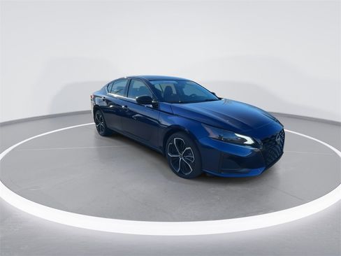 Used 2024 Nissan Altima 2.5 SR image 2