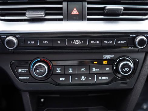 Certified 2022 Kia Niro EX Premium w/ Cold Weather Package image 26