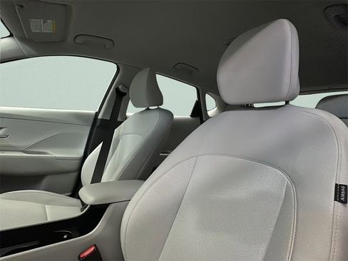Certified 2025 Hyundai Kona SE image 9