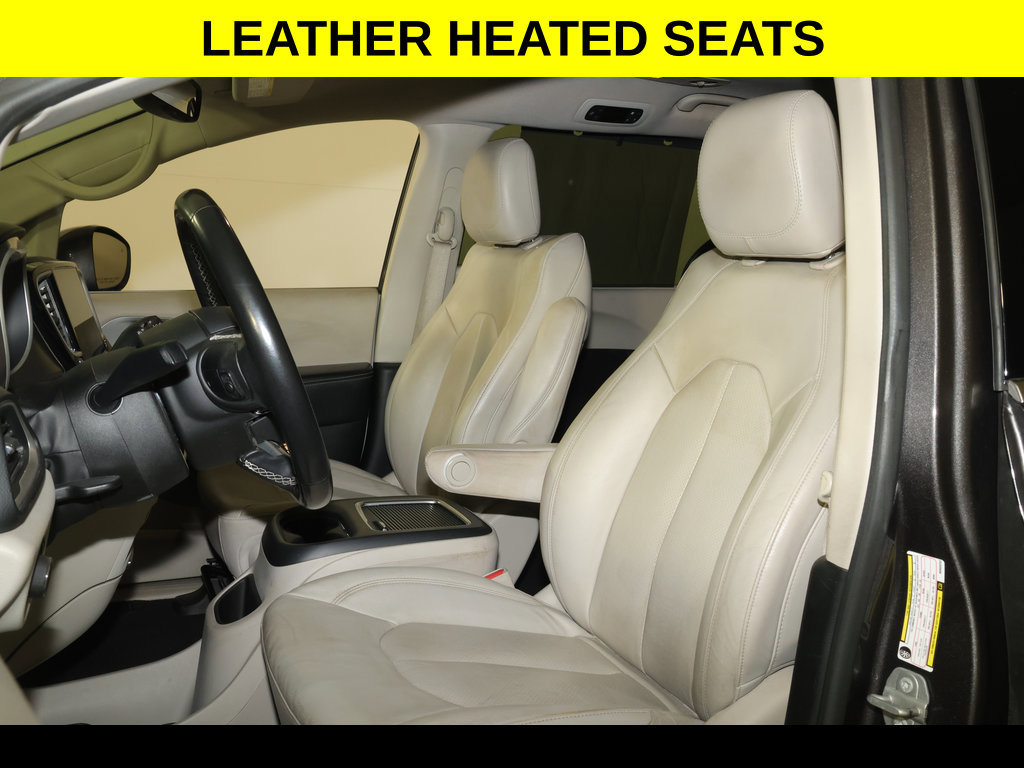 Used 2021 Chrysler Pacifica Touring-L FWD image 3