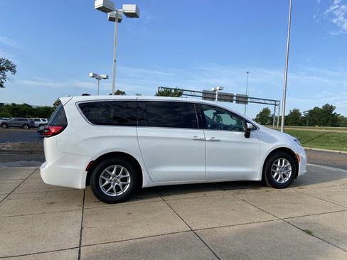 Used 2023 Chrysler Pacifica Touring-L FWD image 12