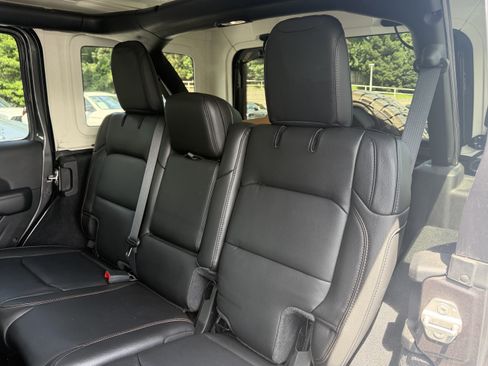 Used 2021 Jeep Wrangler Unlimited Rubicon w/ Dual Top Group AWD/4WD image 16