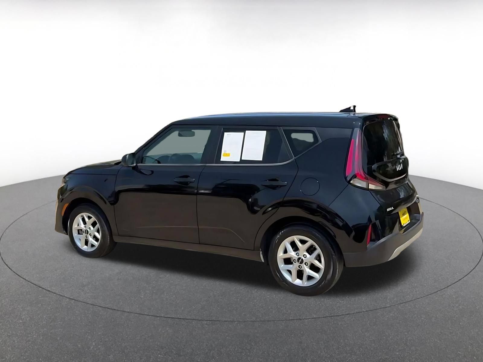 Used 2025 Kia Soul LX w/ LX Technology Package FWD image 9