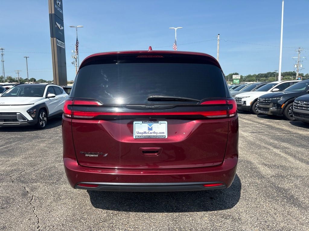 Used 2021 Chrysler Pacifica Touring w/ S Appearance Package FWD image 9