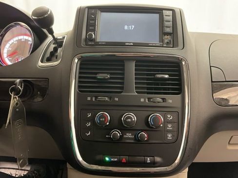 Used 2018 Dodge Grand Caravan SE w/ UConnect Hands-Free Group image 17