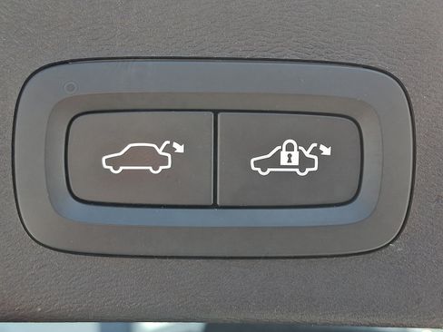 Certified 2024 Volvo XC40 B5 Plus w/ Protection Package Premier AWD/4WD image 31